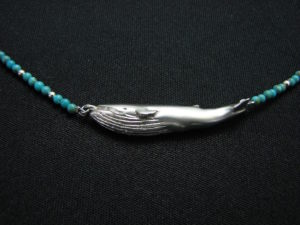 ターコイズとシルバーのクジラネックレス
