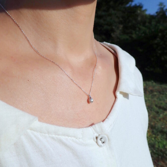 雫型のシルバーネックレス着用画像