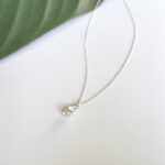 雫型のシルバーネックレス