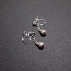 雫型のシルバーイヤリング