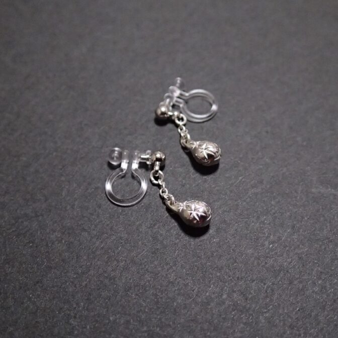 雫型のシルバーイヤリング