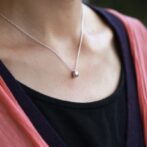 苔模様のシルバーネックレス着用画像