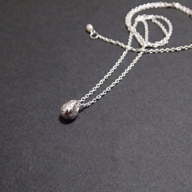 苔模様のシルバーネックレス