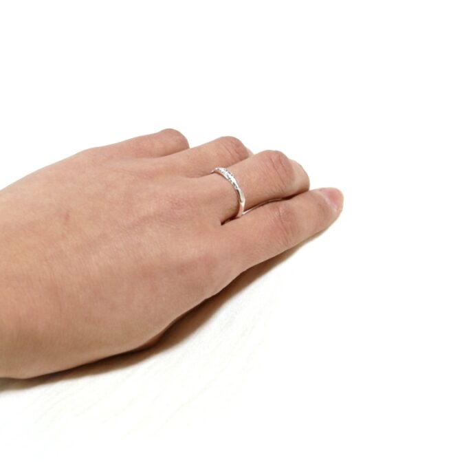 苔模様のシルバーリング着用画像