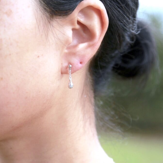 雫型のシルバーイヤリング着用画像