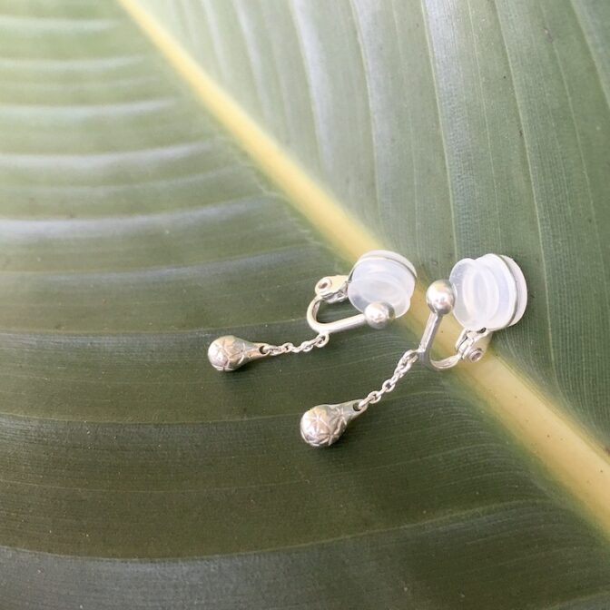 雫型のシルバーイヤリング