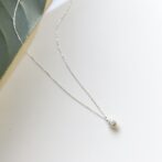 雫型のシルバーネックレス