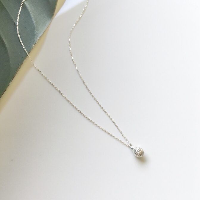 雫型のシルバーネックレス