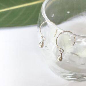 雫型のシルバーピアスの写真