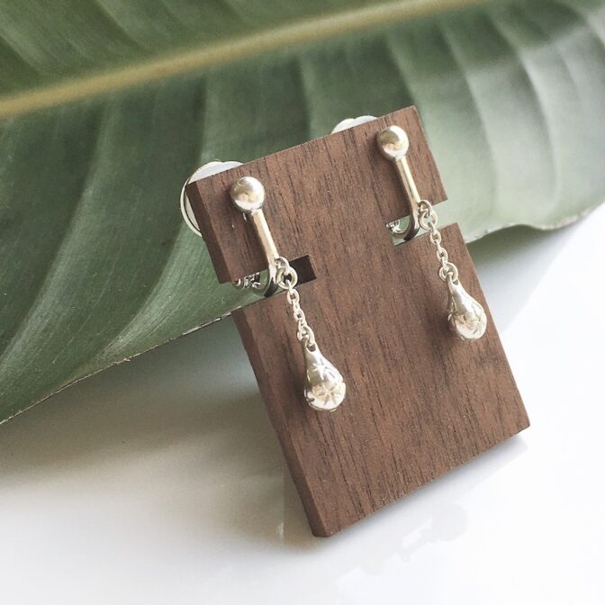 雫型のシルバーイヤリング