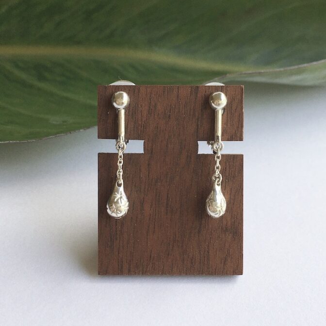 雫型のシルバーイヤリング