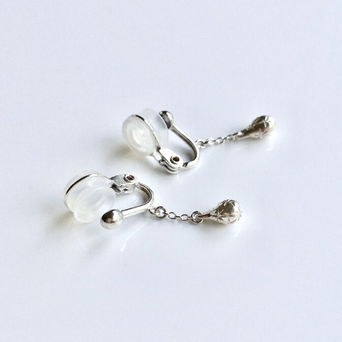 雫型のシルバーイヤリング