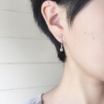 雫型のシルバーイヤリング着用画像