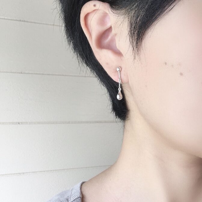 雫型のシルバーイヤリング着用画像