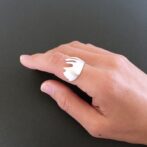 ヘラジカ角モチーフの指輪着用画像