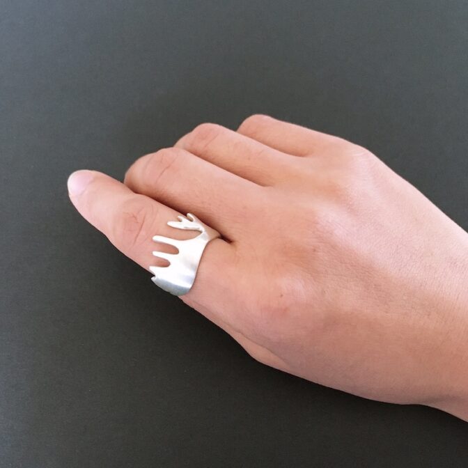 ヘラジカ角モチーフの指輪着用画像