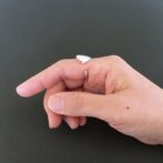 ヘラジカ角モチーフの指輪着用画像