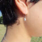 雫型のシルバーピアス着用画像