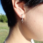 鹿の角のシルバーイヤリング着用画像