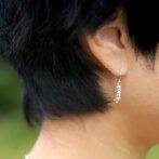 杉の葉モチーフのシルバーピアス着用画像