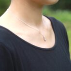 杉の葉モチーフのシルバーネックレス着用画像