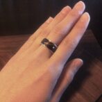 漆とシルバーのリング着用画像