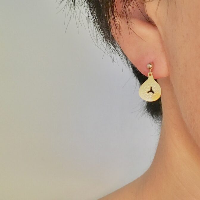 イチジクモチーフの真鍮ピアス着用画像