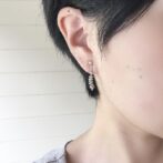 杉の葉モチーフのシルバーイヤリング着用画像