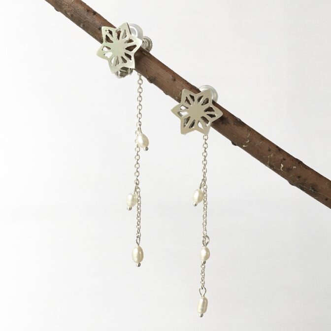 麻の葉模様モチーフとパールチャームのシルバーイヤリング