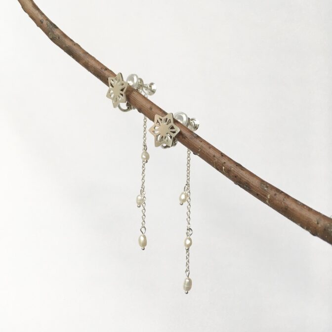 麻の葉模様モチーフとパールチャームのシルバーイヤリング