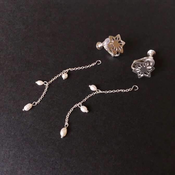 麻の葉模様モチーフとパールチャームのシルバーイヤリング