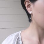 麻の葉模様モチーフとパールチャームのシルバーイヤリング着用画像