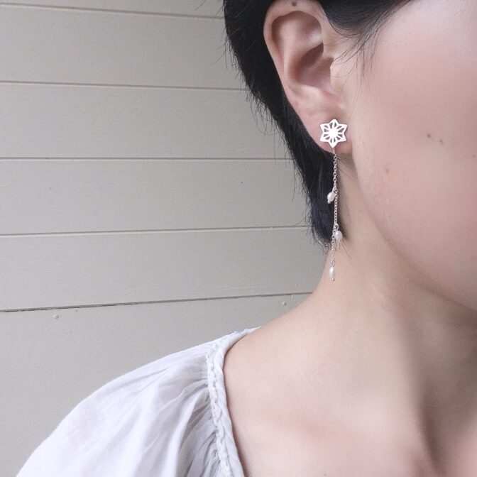 麻の葉模様モチーフとパールチャームのシルバーイヤリング着用画像