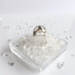 中でシトリンが揺れる大振りなリング