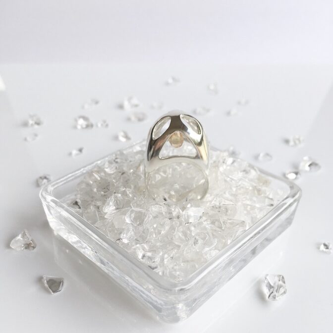 中でシトリンが揺れる大振りなリング