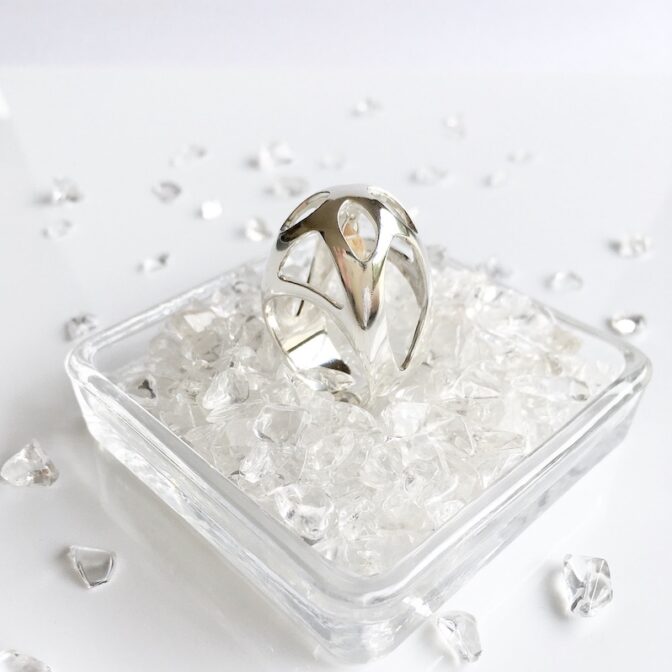 中でシトリンが揺れる大振りなリング