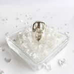 中でシトリンが揺れる大振りなリング