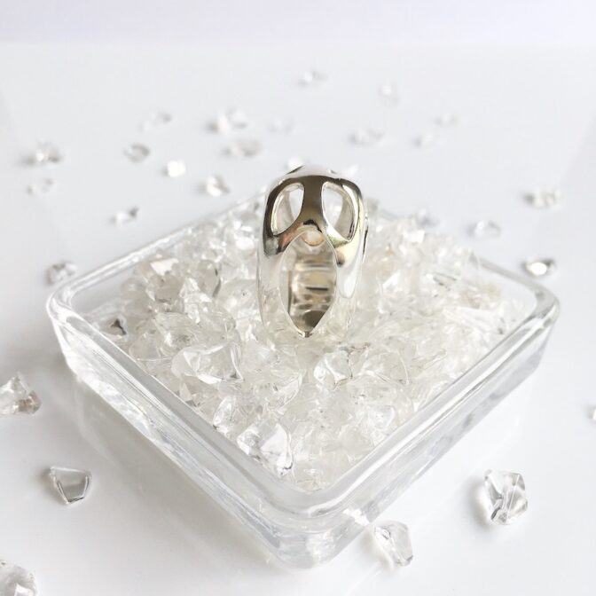 中でシトリンが揺れる大振りなリング