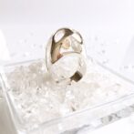 中でシトリンが揺れる大振りなリング