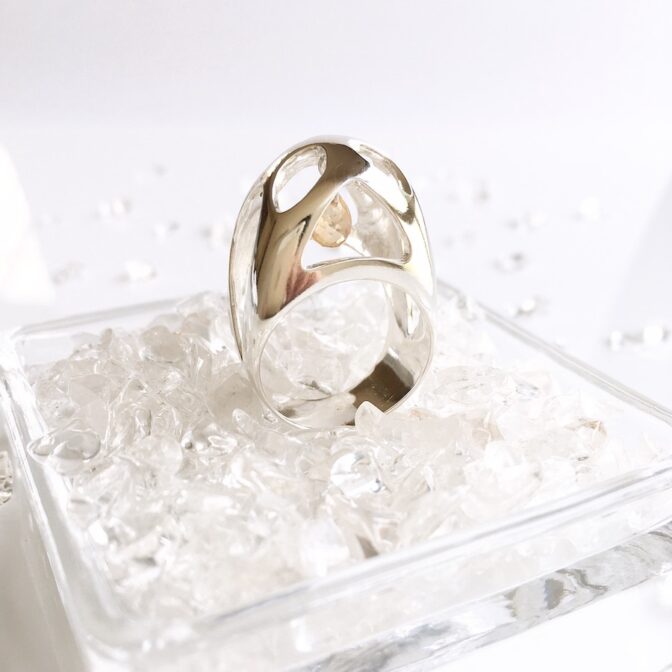 中でシトリンが揺れる大振りなリング