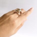 中でシトリンが揺れる大振りなリング　着用画像