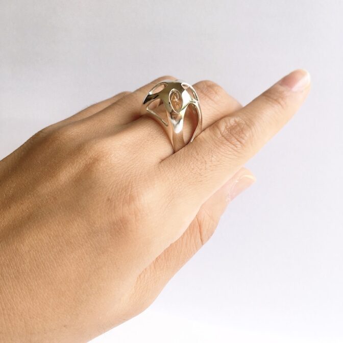 中でシトリンが揺れる大振りなリング　着用画像