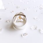 中でシトリンが揺れる大振りなリング