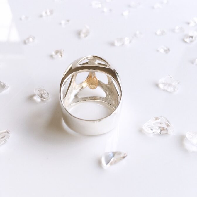 中でシトリンが揺れる大振りなリング