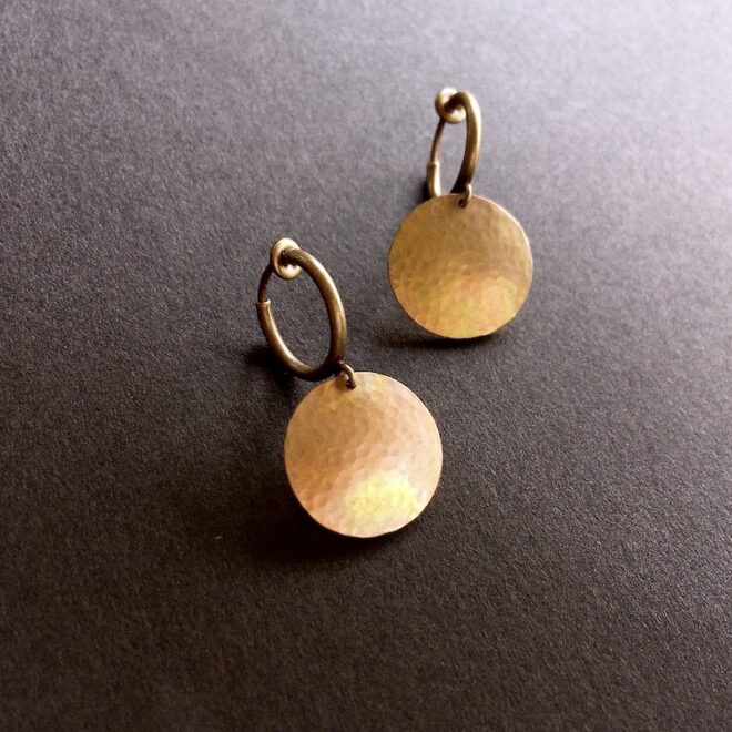 満月モチーフの真鍮イヤリング