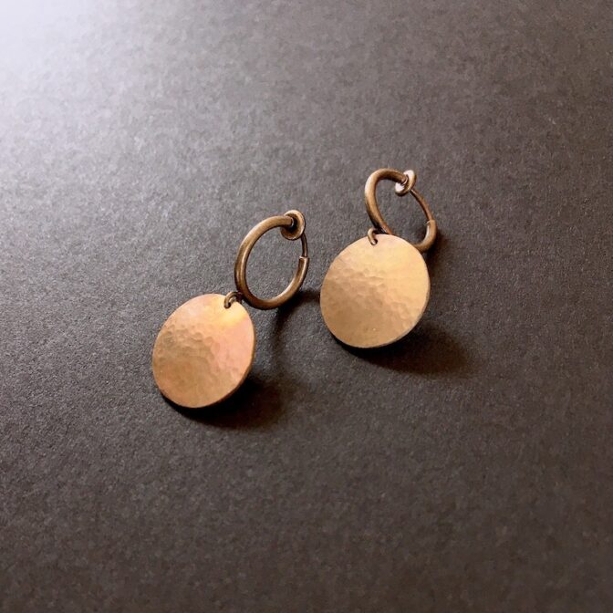 満月モチーフの真鍮イヤリング