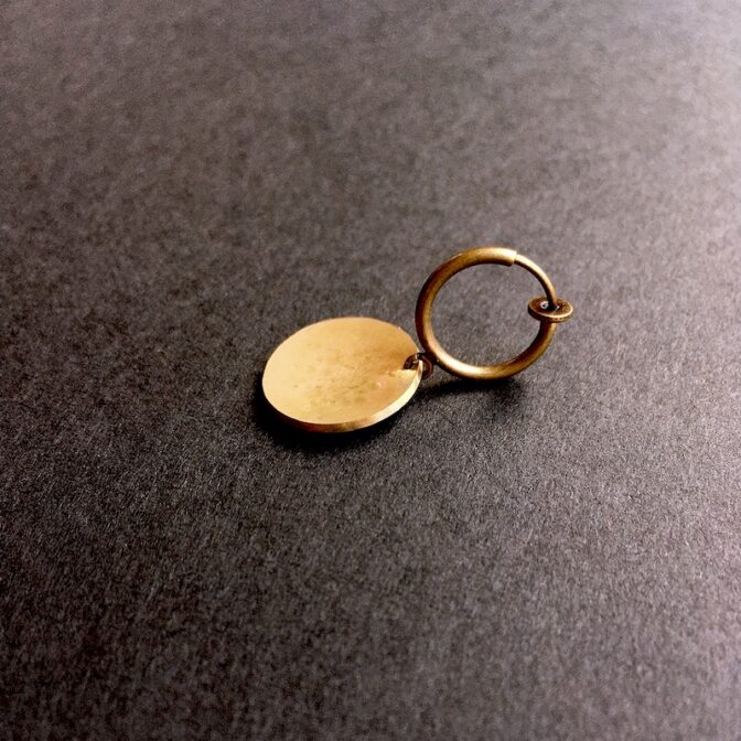 満月モチーフの真鍮イヤリング
