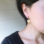 満月モチーフの真鍮イヤリング着用画像