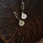 イチジクモチーフの真鍮製イヤリング