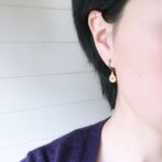 イチジクモチーフの真鍮製イヤリング着用画像